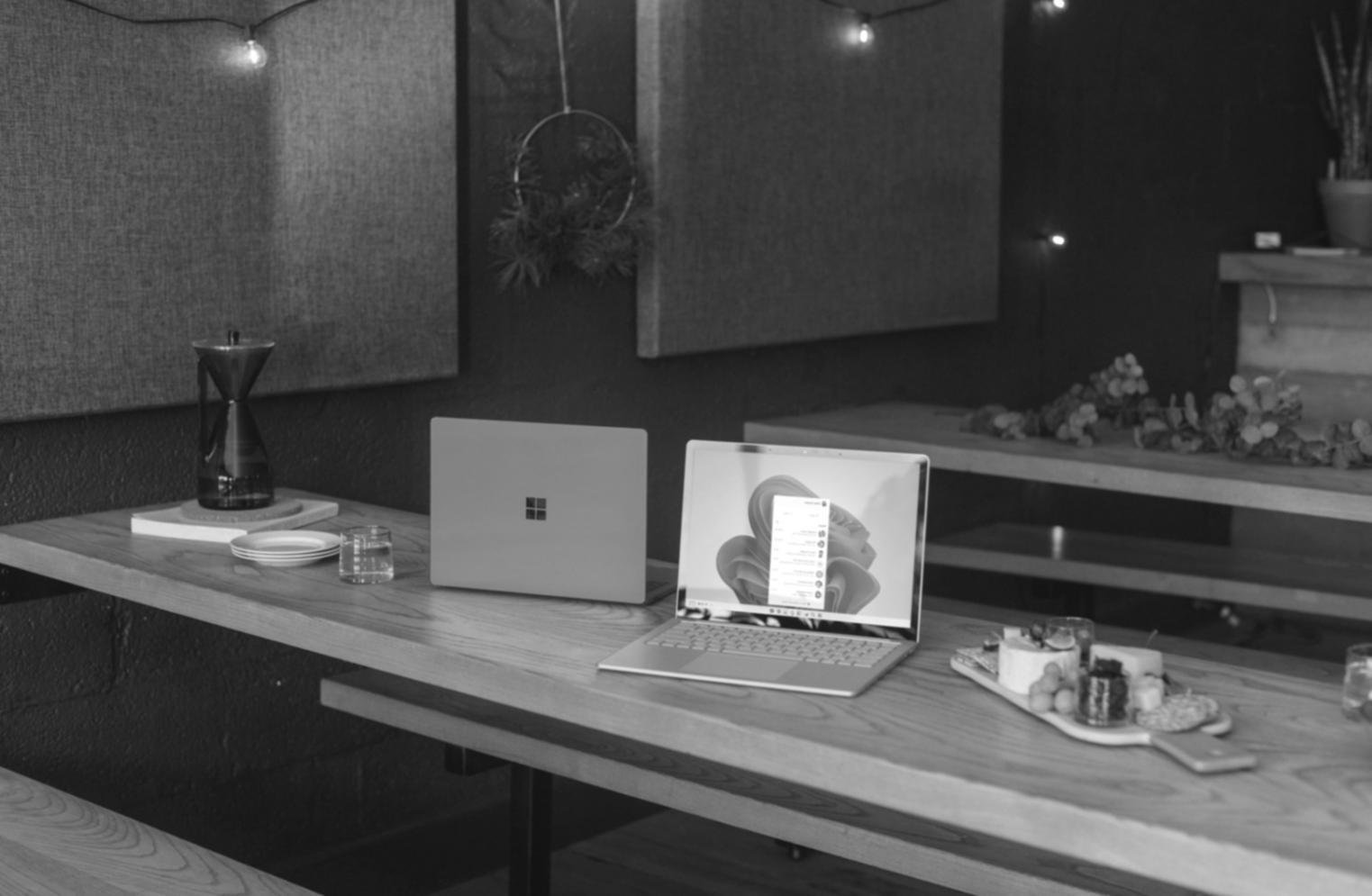 Ambiente de aprendizaje colaborativo con estudiantes trabajando en análisis financiero