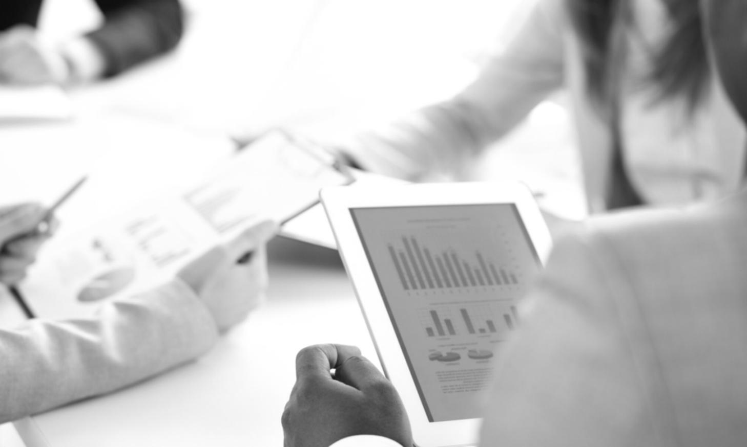 Estudiantes trabajando en análisis financiero colaborativo